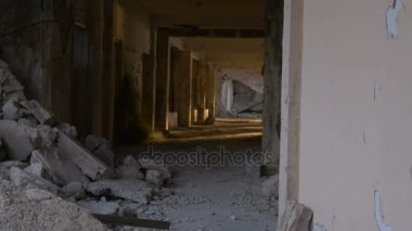 Terk edilmiş bir koridor çökmekte tuğla ve enkaz otel