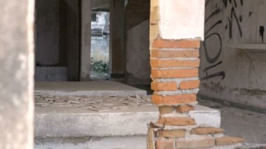 Bir ayağı bir ufalanan terk Bina Tuğla dengesinin