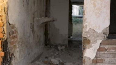 Yok edilen bir otel çöken duvar, tuğla ve zemin ile terk