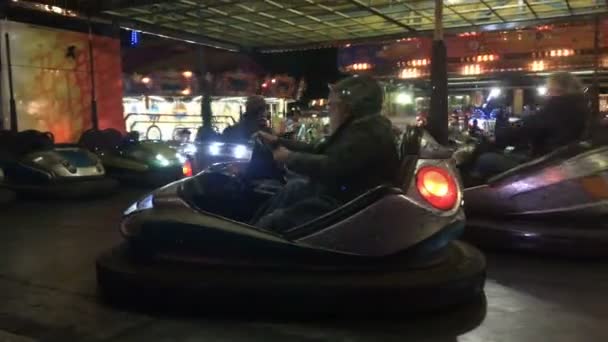 Senioren met plezier in de botsauto's op een county of state fair — Stockvideo