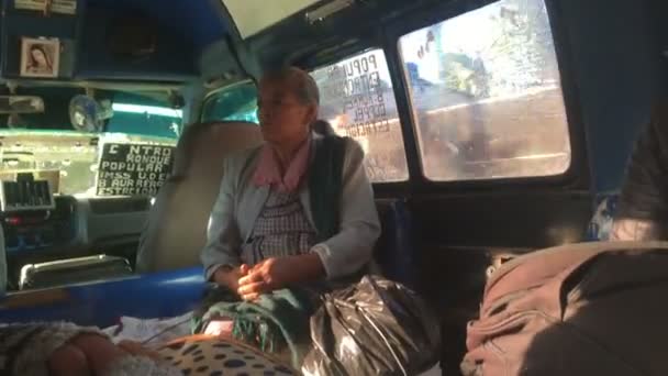 Una anciana indígena mexicana sentada con comida humeante en un autobús — Vídeo de stock