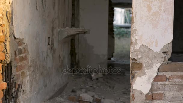 Un hôtel abandonné détruit avec des murs, des briques et des planchers en ruine — Video