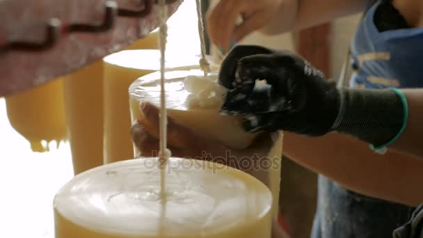 Fechar as mãos raspando velas artesanais em uma fábrica de velas artesanais — Vídeo de Stock