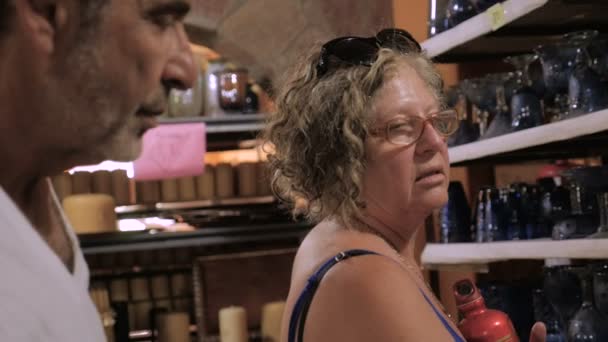 Une baby-boomer femme et homme faisant du shopping pour du verre dans une usine — Video