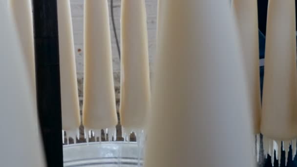 Latino zaměstnanec muž tovární dělník odlévání vosku na ručně vyráběné svíčky — Stock video