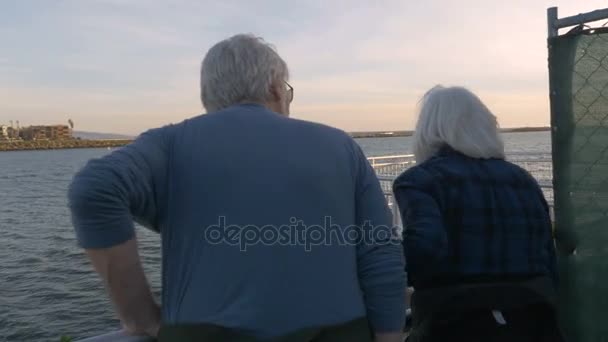 Atractiva pareja madura feliz de los años 60 mirando el océano y explorando — Vídeos de Stock