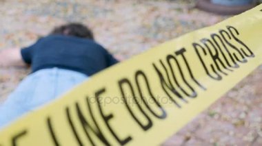 Ölü bir olay yerinde polis bantlı kandırdın yerde öldürmüş adamı öldürdü