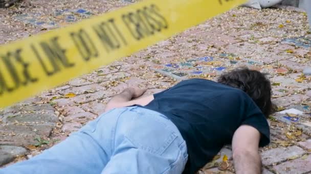 A dead murdered killed man roped off at crime scene — Stock Video