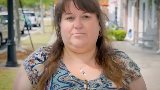 Mooie plus sized model vrouw nee zeggen dat ze klaar en stoppen buiten — Stockvideo