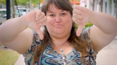 Tam bir hayal kırıklığı kadın iki başparmak aşağı verir düşündüm