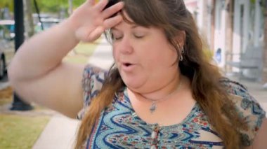 Kabartma onu stresli bir şey hakkında büyük bir beyaz kadın sighs