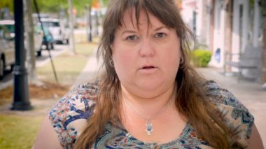 Bir korkmuş korkmuş ve boyutu kadın korku ifade üzgün