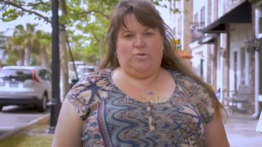 Push-in rahatsız rahatsız endişe curvy çekici kadın