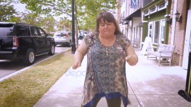 Dans ve kollarını hareket etme dışında büyük mutlu bir kadın