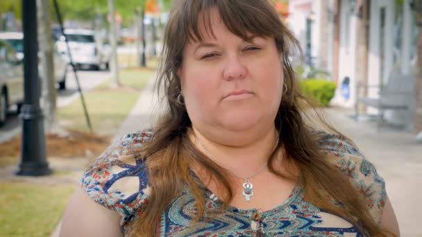 Набридла нецікава втомлена важка жінка, що позіхає надворі — стокове відео