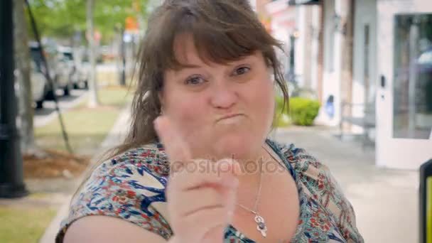 Θυμωμένη γυναίκα με καμπύλες τα κύματα το δάχτυλό της εκφράζει κανένας τρόπος — Αρχείο Βίντεο