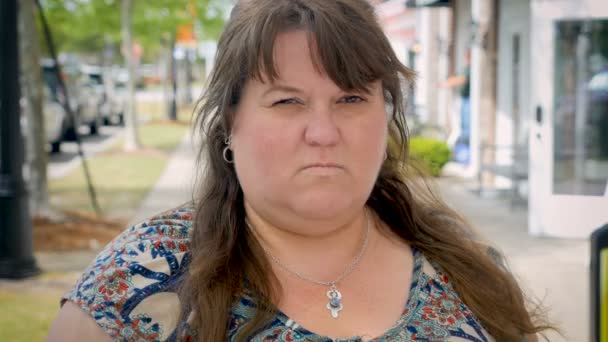 Злая, сумасшедшая и обеспокоенная ожирением женщина стоит снаружи, уставившись на дурной глаз - кр. — стоковое видео