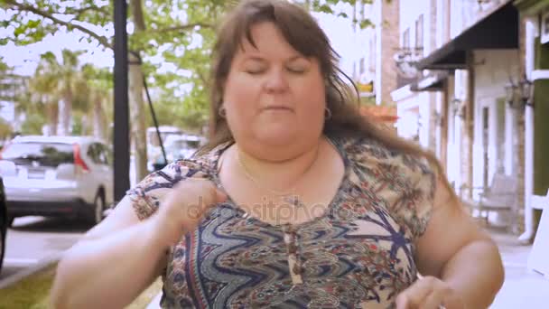 Full figurou mulher feliz dançando na calçada em uma pequena cidade — Vídeo de Stock