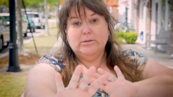 Egy rémült ijedt nő mutatja, félelem, és emeli a karját, a védelem — Stock videók