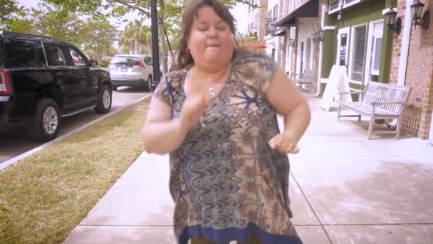 Большая женщина празднует, что выиграла что-то в замедленной съемке — стоковое видео