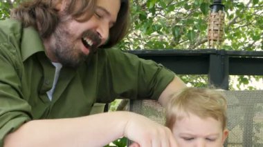 Yardımcı bir baba oğlunu çizmek 4 k dışında bir masada oturan kağıt üzerinde