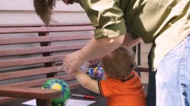 Genç oğlunun eller dışında temizlemek için ıslak mendil kullanmak bir baba