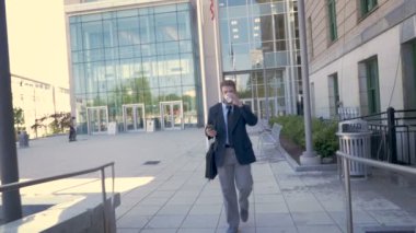 Cep telefonu kullaranarak ofis binası uzak yürüme yakışıklı işadamı