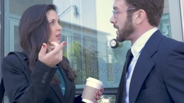 Bir iş adamı ve iş kadın el sallamak ve veda