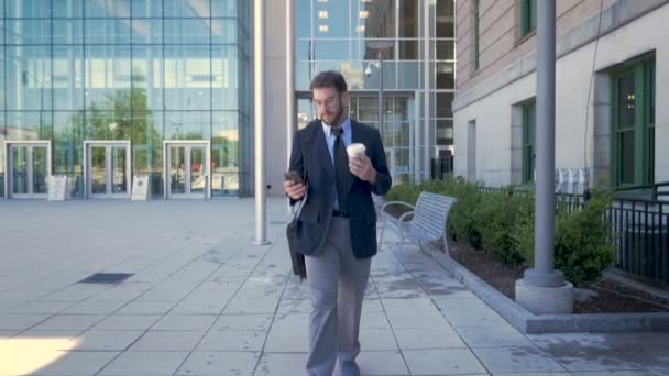 Výkonný tisícileté podnikatel chůzi a procházení na smartphone — Stock video