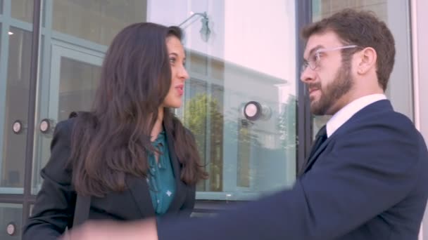 İki şirket yöneticileri bir yumruk ile başarı kutluyor dış office çarpmak — Stok video