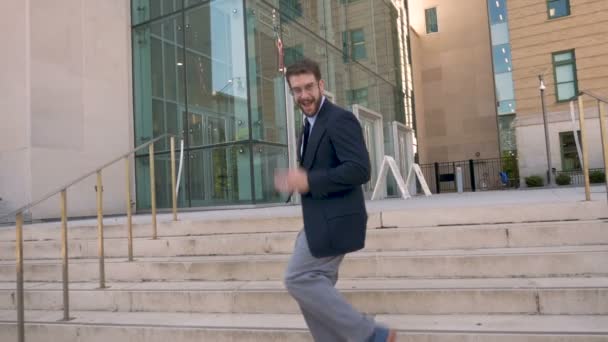 Jóképű üzletember tánc lefelé lépcsőn eredmény és siker ünneplése — Stock videók