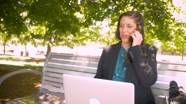 Executivo de negócios feminino feliz trabalhando com laptop e telefone inteligente fora — Vídeo de Stock