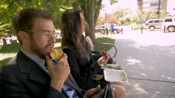 Dos ejecutivos de negocios atractivos comiendo sano y bailando desde el lado — Vídeos de Stock