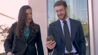 Onun akıllı telefon yatay olarak hareket eden app video dönüm mutlu bir iş adamı