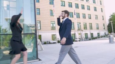 Birlikte çalışan bin yıllık iş ortakları yüksek Beşli ve kucaklaşma ile kutluyor
