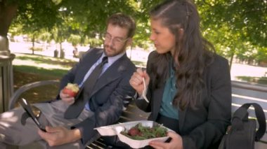 İki iş adamları bir dijital tablet birlikte izlerken sağlıklı yemek yeme