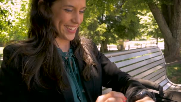 Деловая женщина с помощью смарт-приложения часы, нажав кнопку нажатия и поворот устройства — стоковое видео