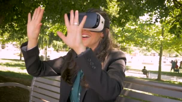 Sorridente donna felice millenario utilizzando VR cuffia realtà virtuale immersione — Video Stock