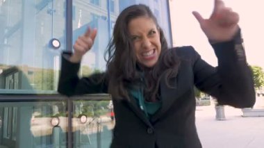 Bir zafer dansı yapıyor ve işaret bir deli kadın iş yürütme