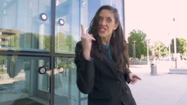 Bir açgözlü kadın iş yürütme çığlık ve kameraya işaret