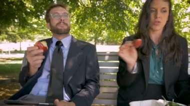 Oturma ve yemek için sağlıklı yemek yeme sırasında dans iki iş adamları