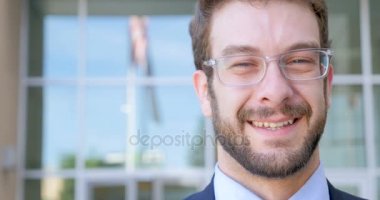 Modern ofis binası dışında yakışıklı bir işadamı portresi kapatın
