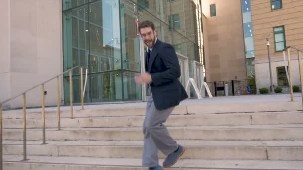 Homem corporativo bem sucedido fazendo loucos passos de dança para baixo celebrando a realização — Vídeo de Stock