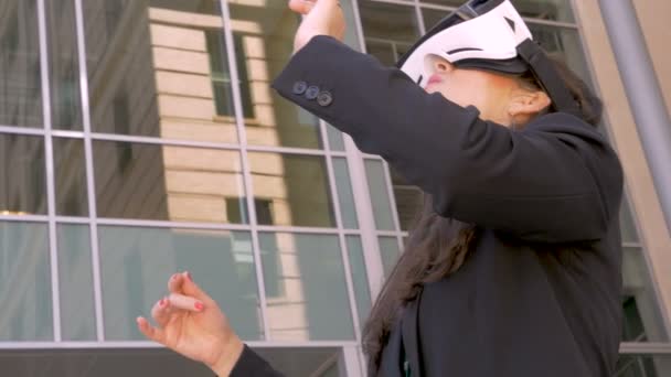 Žena nosí Vr brýle prožívání virtuální realita mimo stavební sklo — Stock video