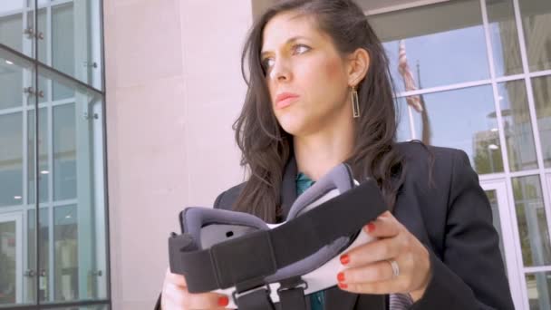 Несчастная женщина с VR гарнитурой, разочарованная в реальном мире — стоковое видео