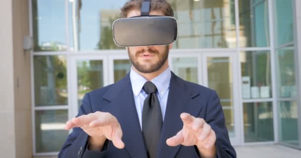 Uomo d'affari esecutivo realtà virtuale lavorando con il suo visore VR — Video Stock