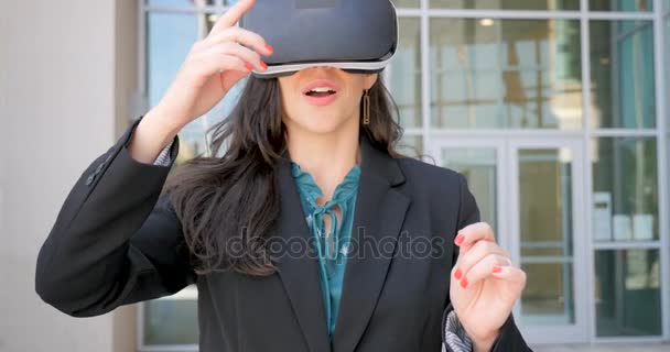 Empresária trabalhando em realidade virtual com fone de ouvido VR celebrando o sucesso — Vídeo de Stock