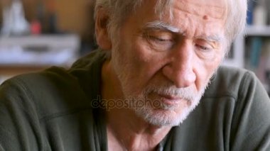 Onun ev dolly kamerada bakarak ciddi yaşlı adam portresi vurdu