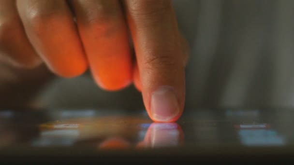 Extreme close-up van een vinger jatten en te klikken op digitale tablet touchscreen — Stockvideo