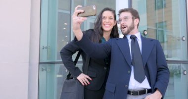 Selfie ofis binası dışında cep telefonu ile çekici çift al